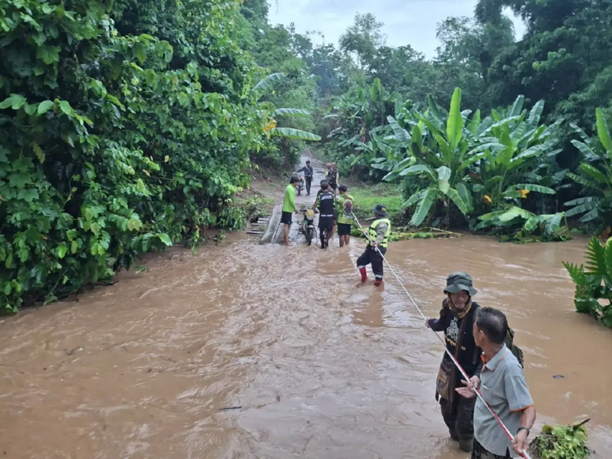 ฝนถล่มเนินมะปราง น้ำกุ่มหลากซัดทางขาด ลุยช่วย 12 ชีวิตหาเห็ด