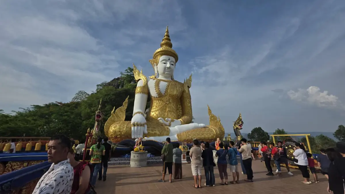 ศรัทธาหลั่งไหล! แห่กราบ "สมเด็จองค์ปฐมบรมจักรพรรดิ" วัดผารังหมี