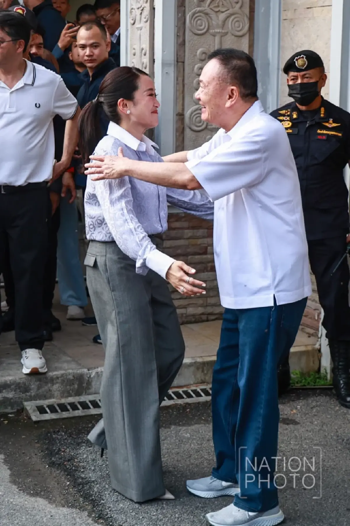 เปิดภาพวินาที ทักษิณ ชินวัตร ออกจากเรือนจำ โผกอดลูกสาว