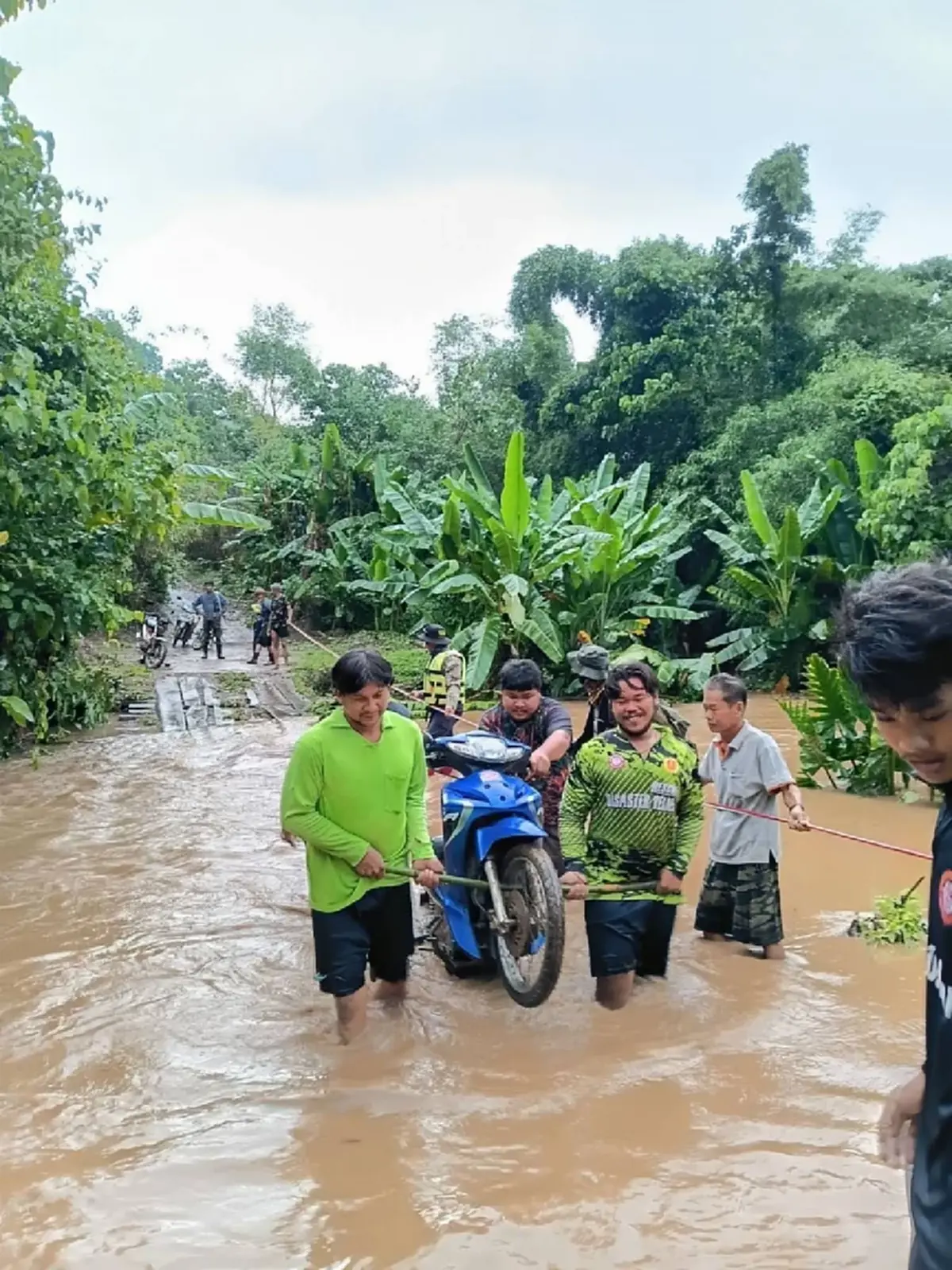 ฝนถล่มเนินมะปราง น้ำกุ่มหลากซัดทางขาด ลุยช่วย 12 ชีวิตหาเห็ด