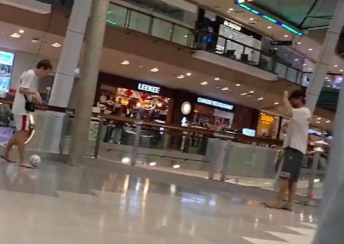 ป่วนกลางห้างดังภูเก็ต! 2 ต่างชาติเตะฟุตบอลในห้าง ไม่สนคนเตือน