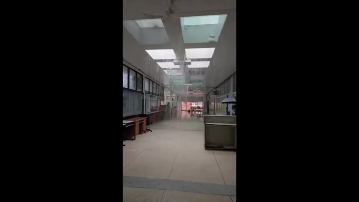 รพ.สุราษฎร์ฯ น้ำรั่วทะลุเพดาน คนไข้หนีวุ่นหลังฝนถล่ม