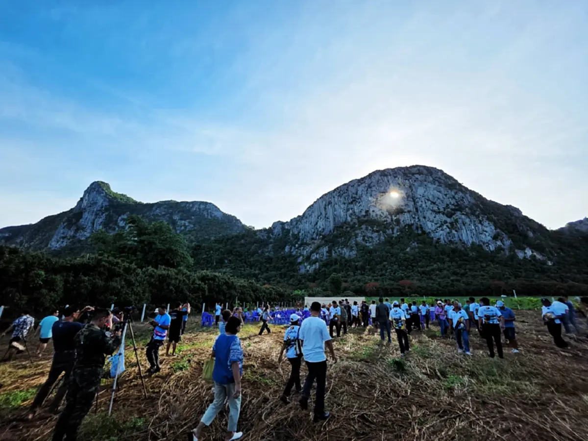 แห่ชม "ดวงตาสวรรค์" เขาทะลุสระแก้ว ปรากฏการณ์ธรรมชาติสุดอันซีน