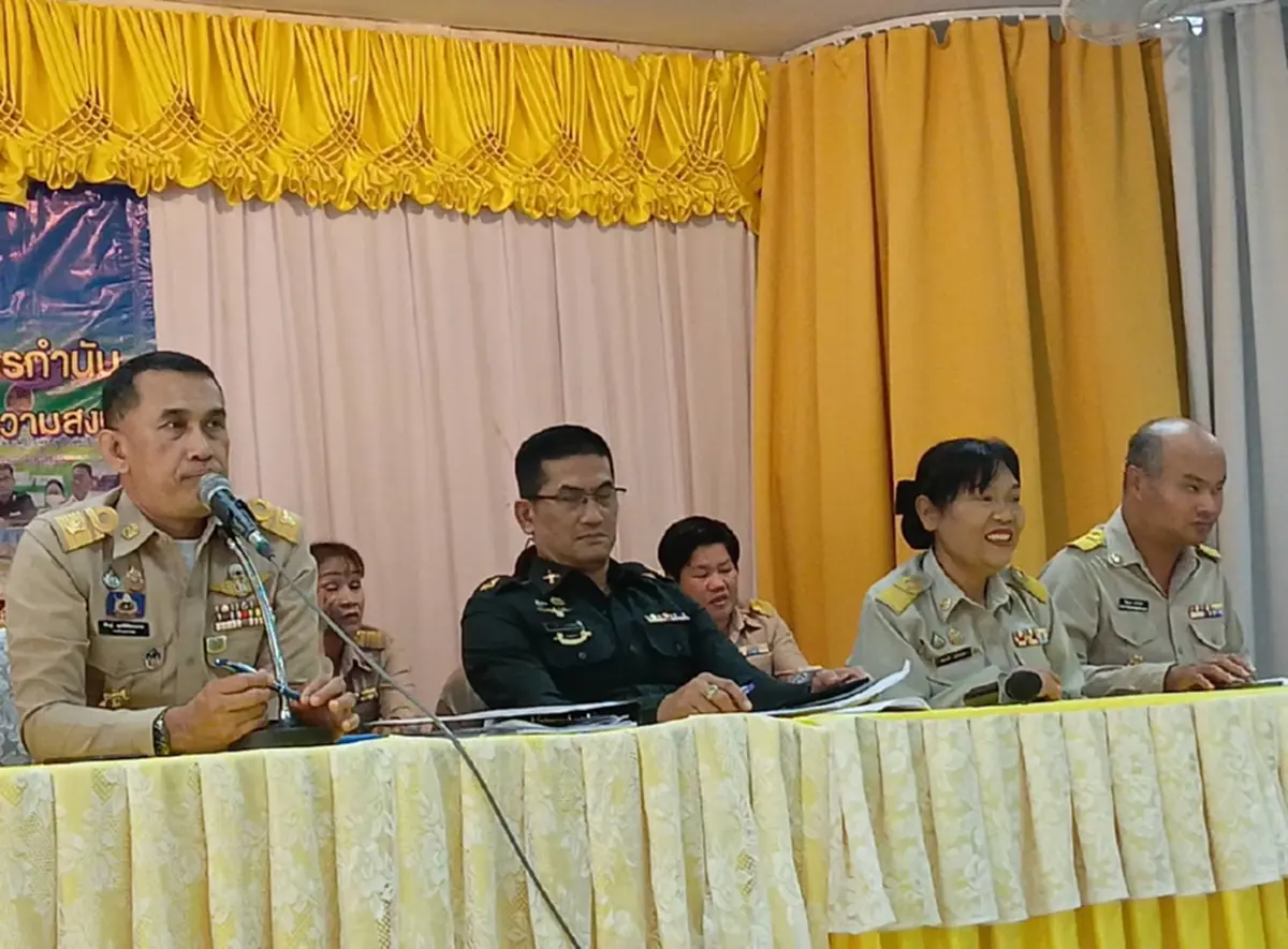 นายอำเภอท่าแซะล็อกห้องประชุม ตรวจปัสสาวะผู้นำ 116 หมู่บ้าน