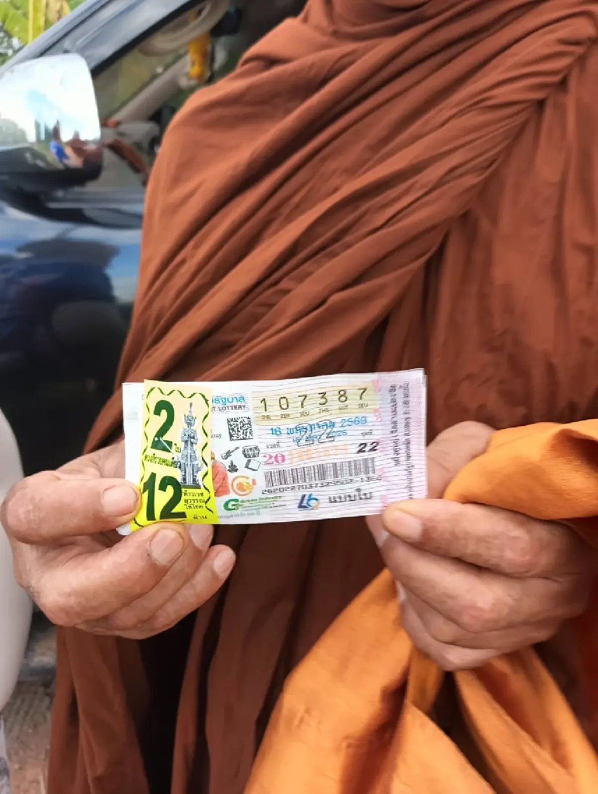 ญาติโยมเฮลั่น หลวงพ่ออำนวย วัดดังขอนแก่น ถูกรางวัลที่ 1