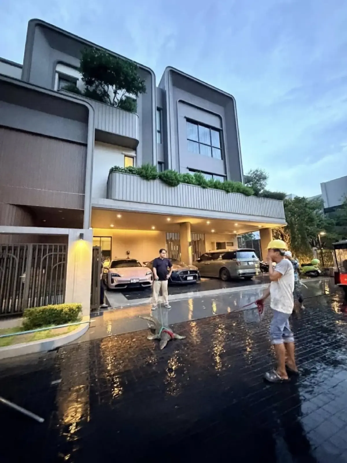 แห่ส่องเลขบ้าน "เจนนี่ - ยิว"หลังตัวเงินตัวทองยักษ์บุก
