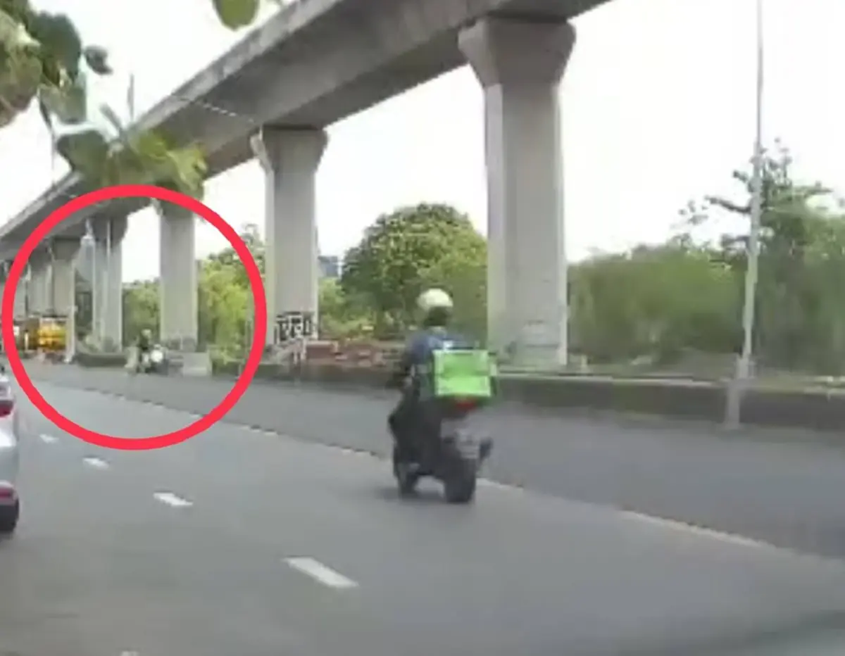 เปิดคลิป นาทีรถไฟชนไรเดอร์หนุ่ม เจ็บสาหัส เลียบทางรถไฟมักกะสัน