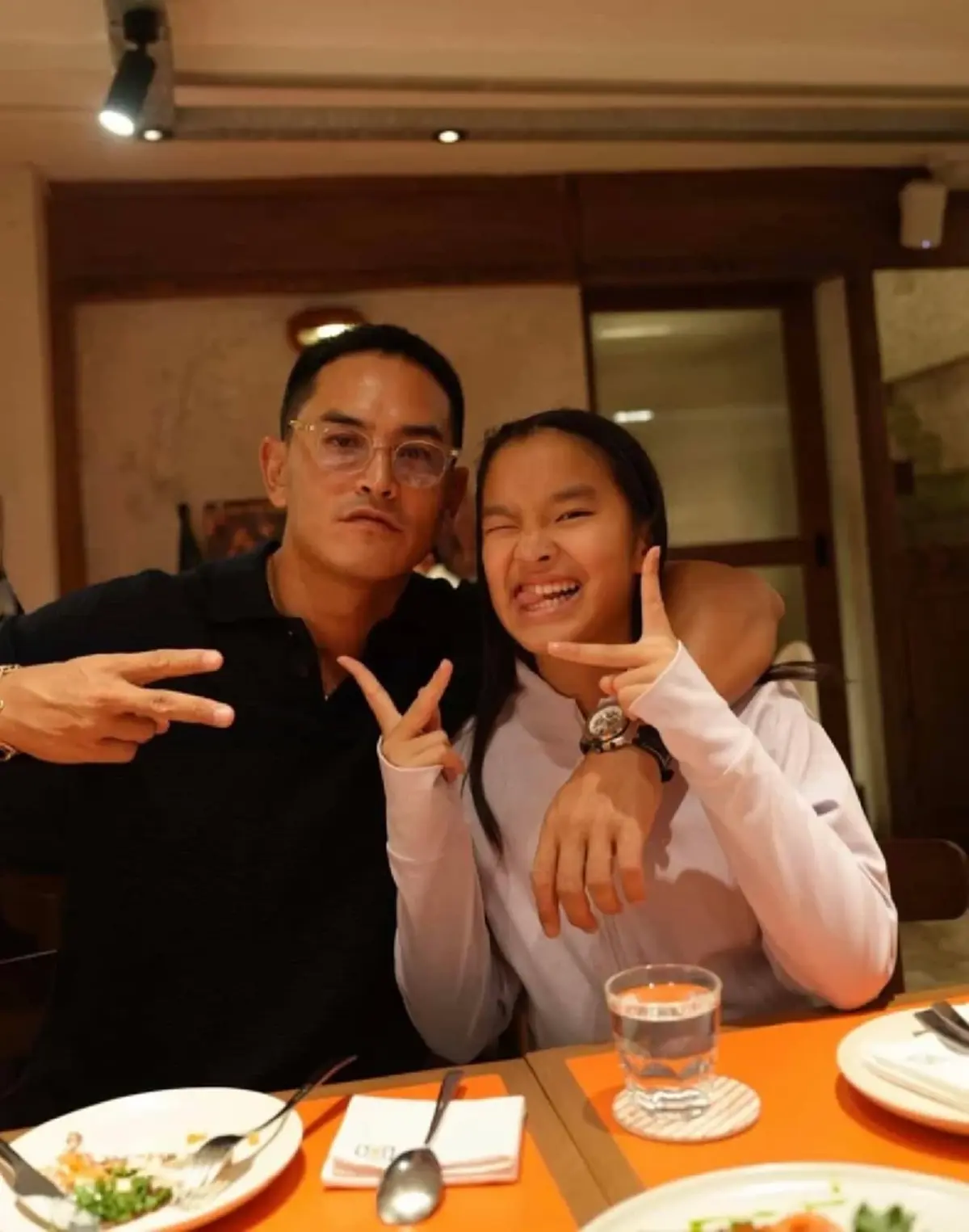 “น้องปีใหม่” มอบการ์ดทำมือให้ “สงกรานต์” พ่อถึงกับร้องว้าว