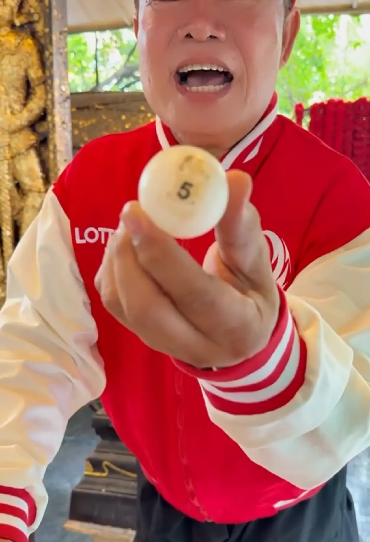ลูกทุ่งดัง มนต์สิทธิ์ คำสร้อย ล้วงไหจับลูกปิงปอง ได้เลขสวย