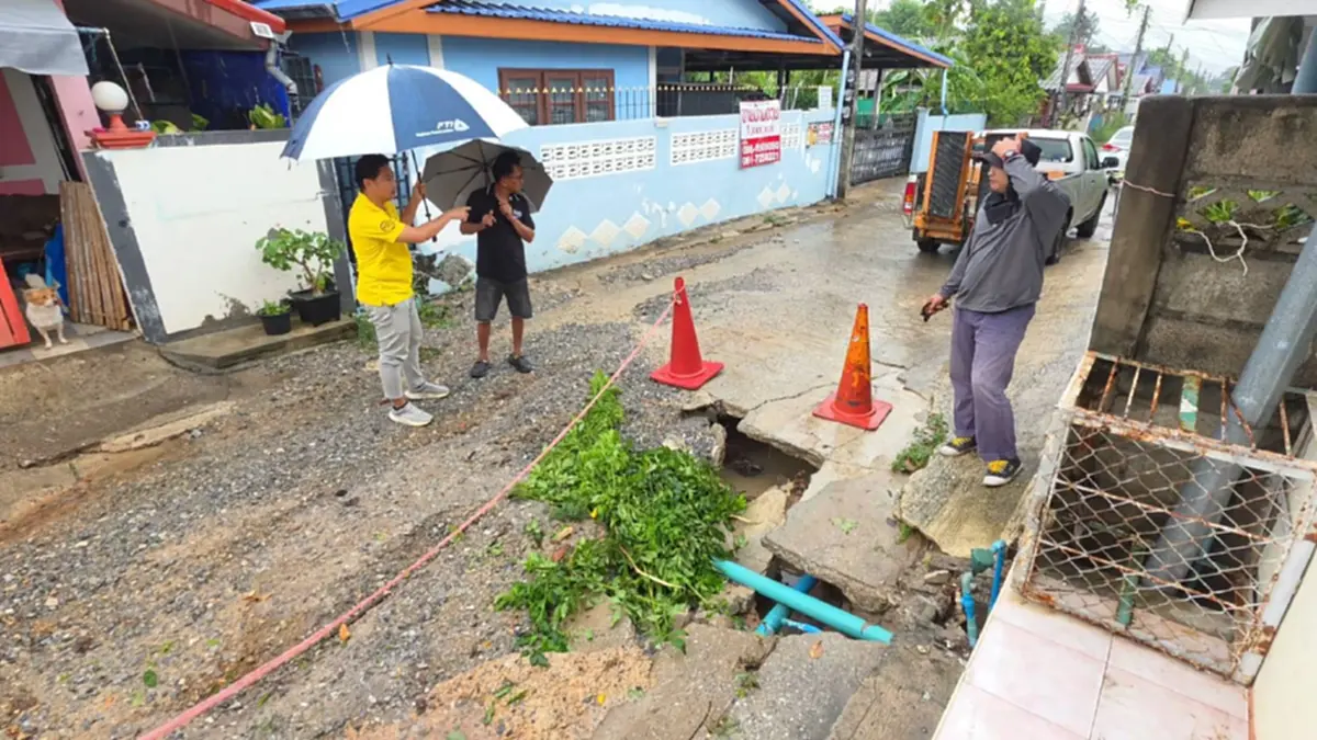 น้ำหลากเจาะถนนหมู่บ้านโคราชทรุดเป็นโพรง ชาวบ้านร้องเร่งซ่อม