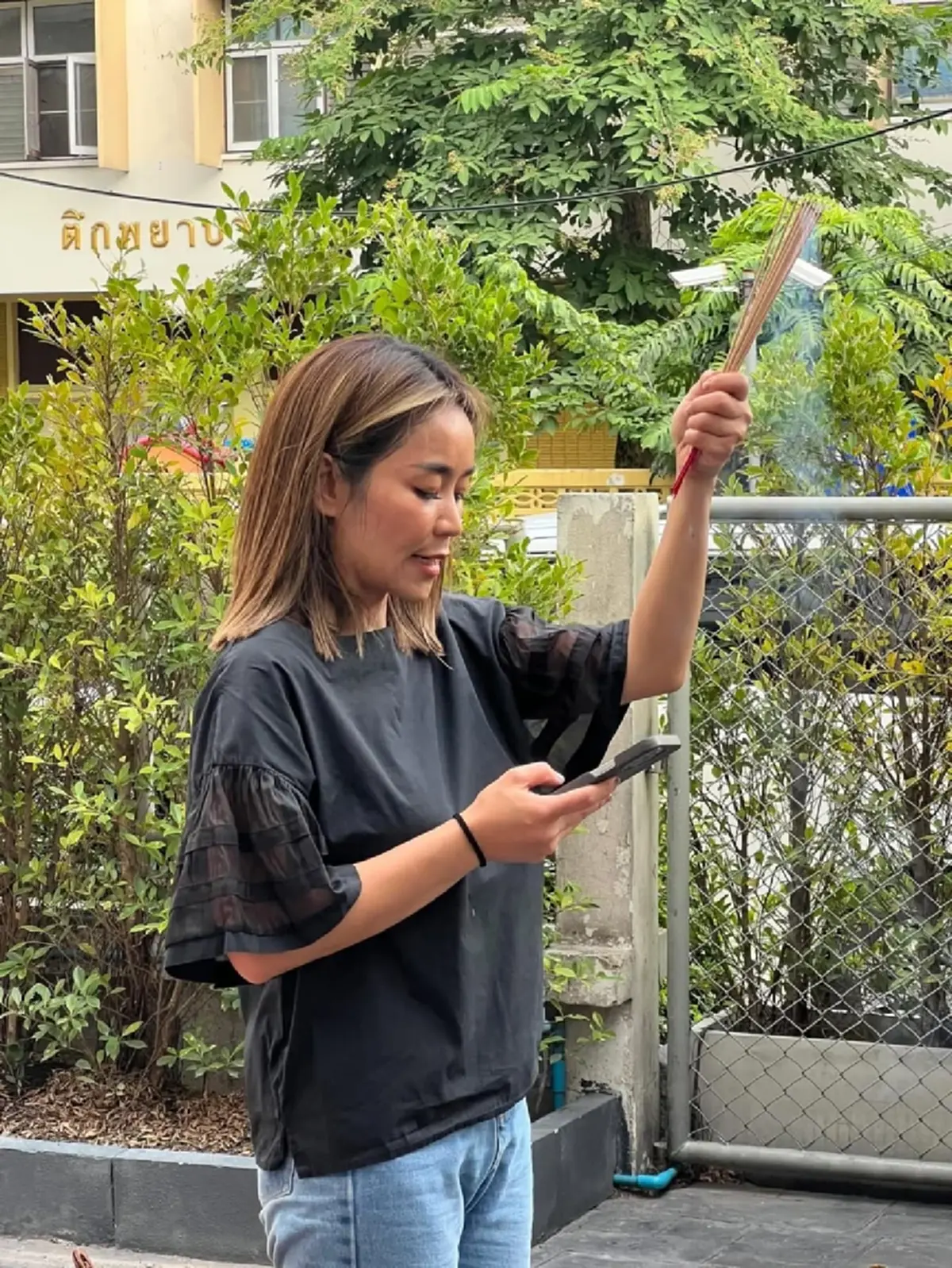 เลขธูป จูน กษมา ทำบุญ อุทิศส่วนกุศลให้ศพไร้ญาติ เปิดให้เห็นชัดๆ