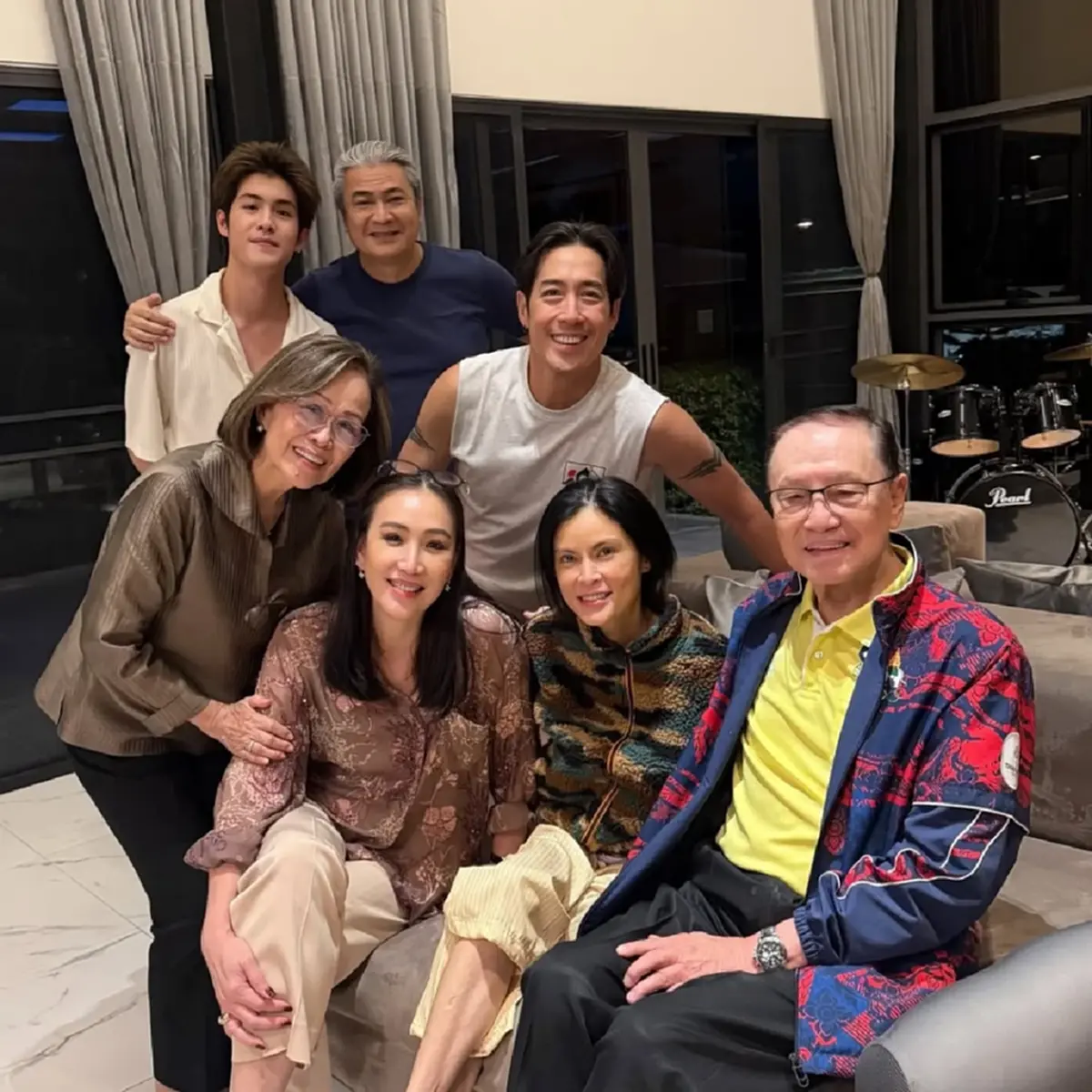 อบอุ่นมาก “เจ เจตริน” ร่วมเฟรม “ปิ่น เก็จมณี” ฉลองวันเกิดคุณแม่ 