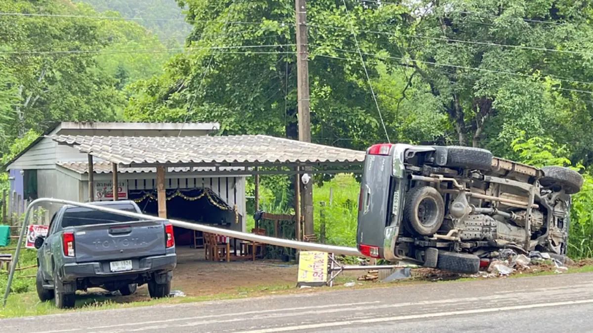 ฝนถล่มแม่ฮ่องสอน ดินทรุดทำเสาไฟโค่นทับรถบรรทุกปิดทางหลวง 108