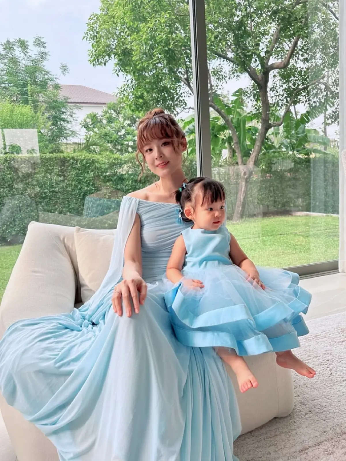 แพทตี้ สวยออร่าพุ่ง ถ่ายกรุ๊ปช็อตกับลูกแฝด  น่ารักทั้งบ้าน