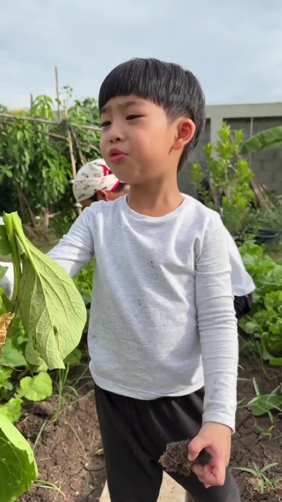  "พุฒ-จุ๋ย" พาลูกชาย "น้องพีร์เจ" แปลงโฉมเป็นชาวสวนตัวน้อย 
