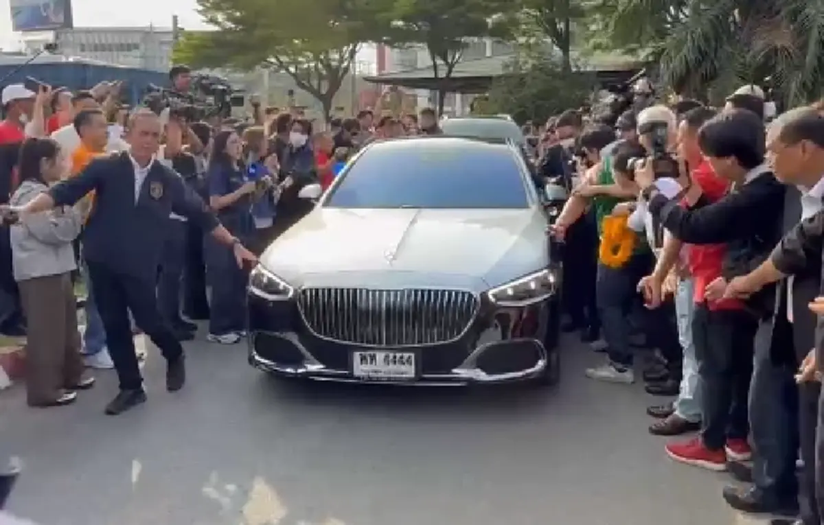 เปิดทะเบียนรถ "ทักษิณ ชินวัตร" นั่งกลับบ้านจันทร์ส่องหล้า