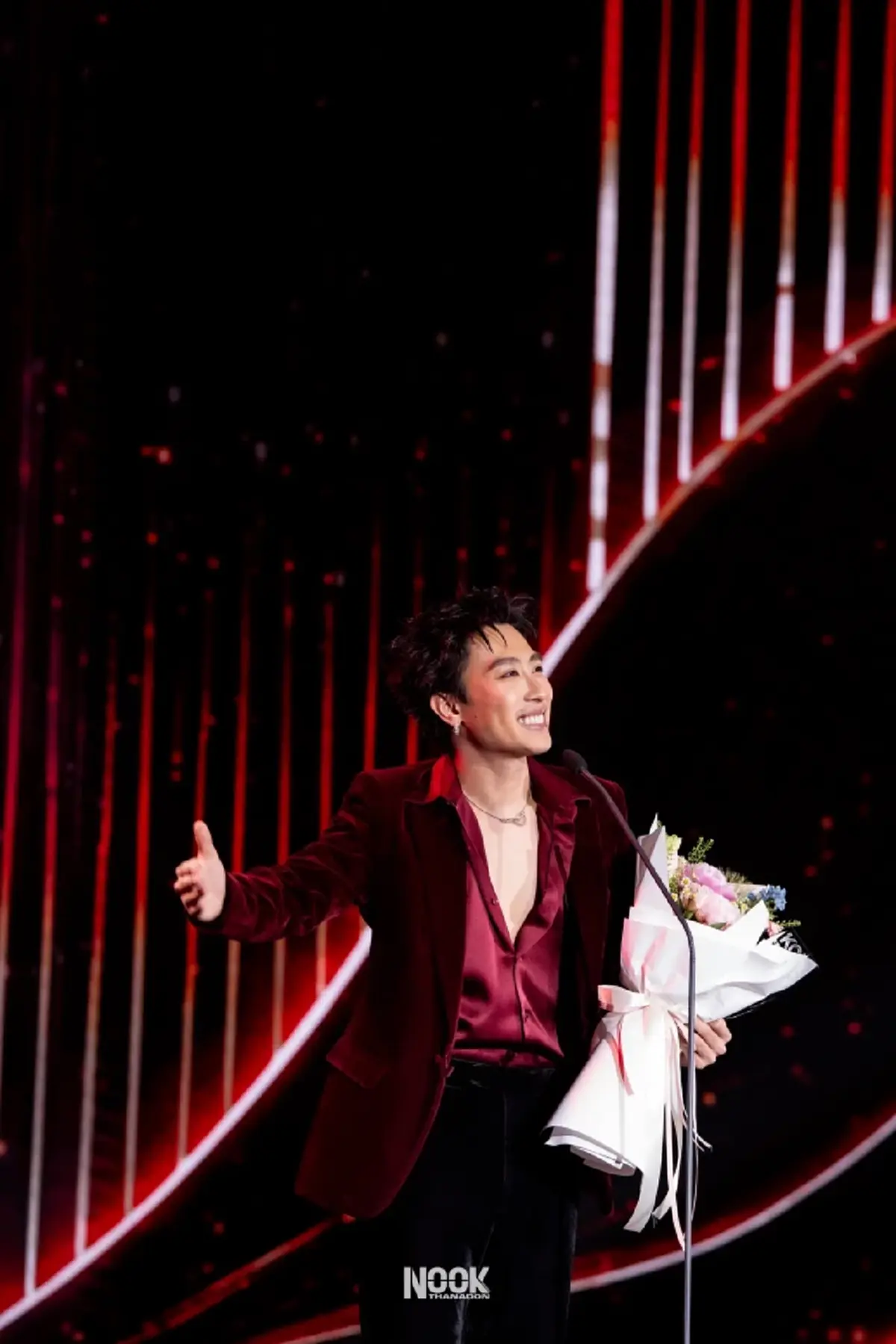 "นุ๊ก ธนดล" คว้ารางวัล ลูกทุ่งยอดนิยม คมชัดลึก อวอร์ด ครั้งที่ 22