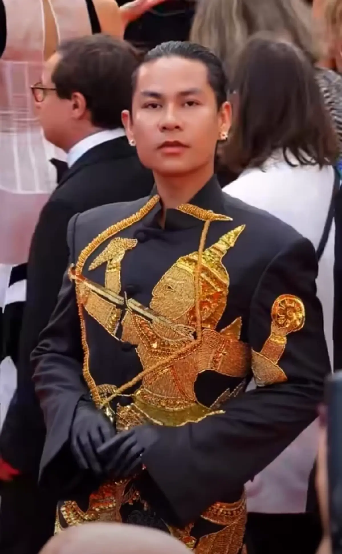 รู้แล้วสาเหตุแท้จริง ดีไซเนอร์กัมพูชาถูกหิ้วลงพรมแดง