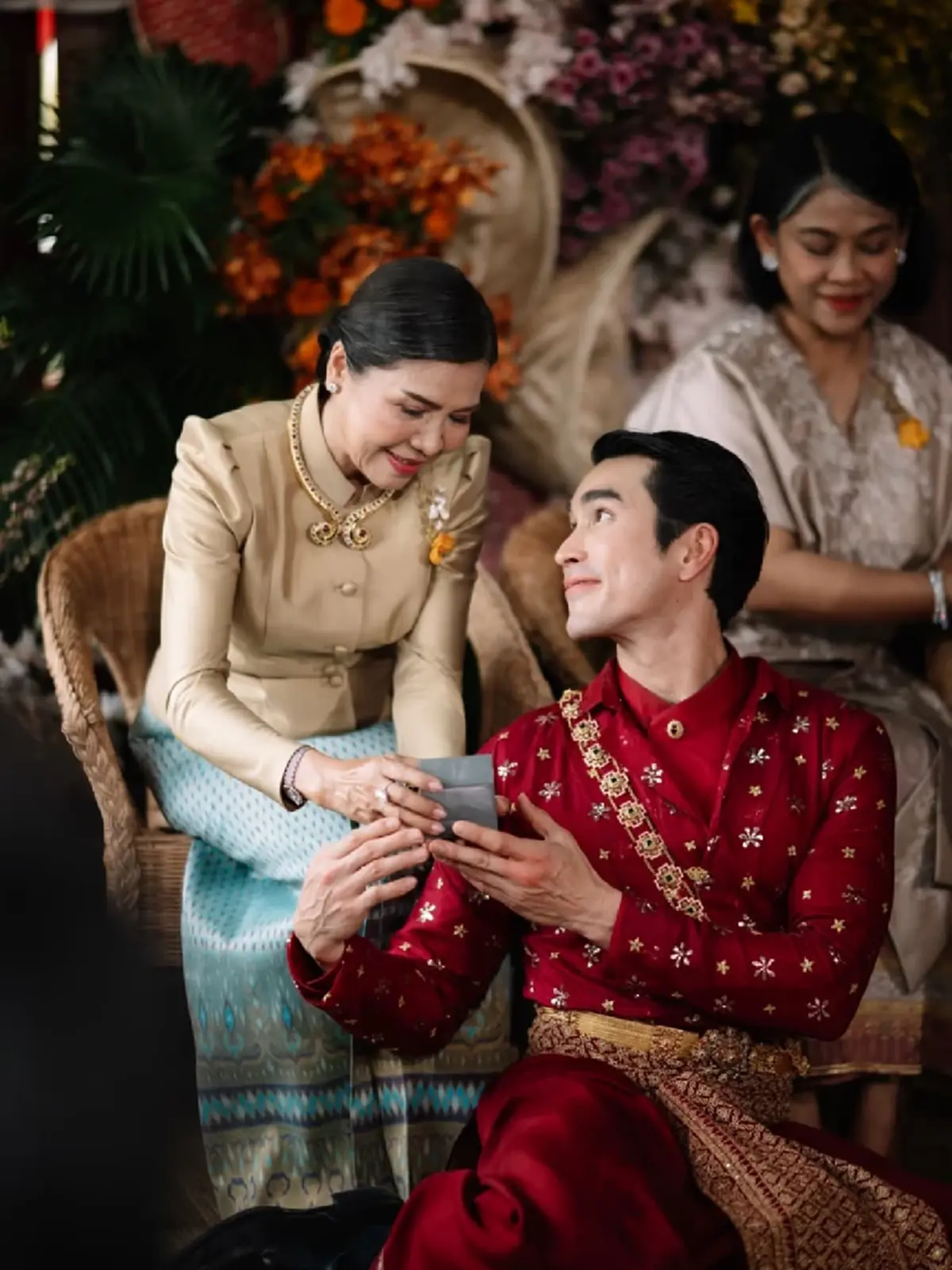 แห่ซูมทะเบียนป้ายแดง "ณเดชน์" ถอยรถใหม่ให้แม่แก้ว เลขสวยสะดุดตา