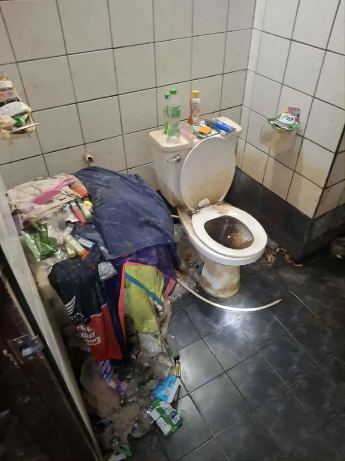 เปิดห้องพ่อหม้าย ขยะท่วมเหม็นคลุ้ง หดหู่ชะตากรรมหนูน้อยวัย 7 ขวบ