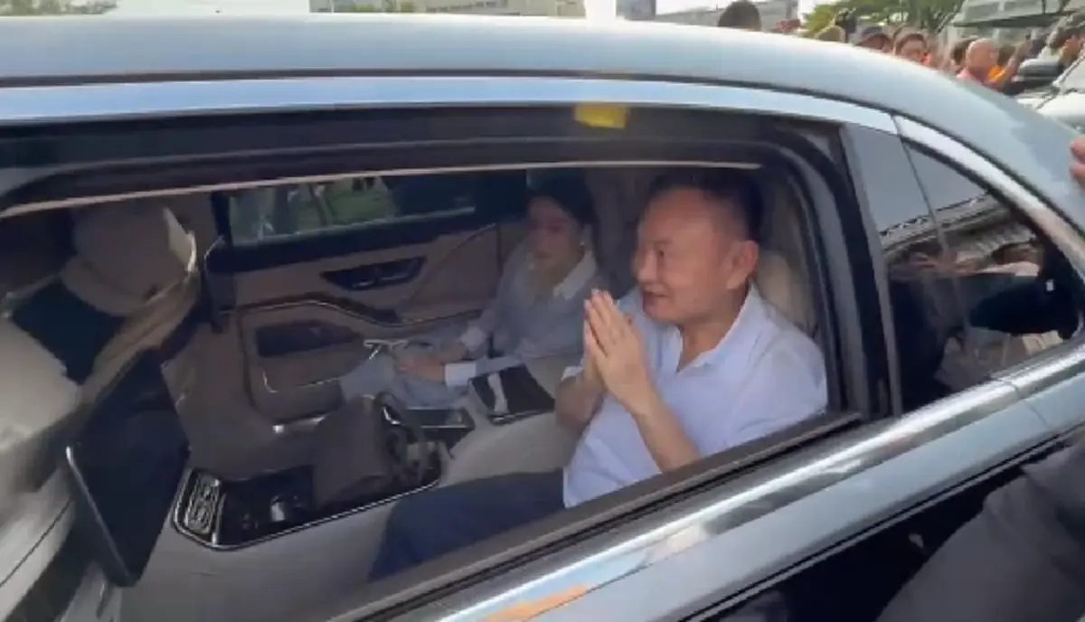 เปิดทะเบียนรถ "ทักษิณ ชินวัตร" นั่งกลับบ้านจันทร์ส่องหล้า