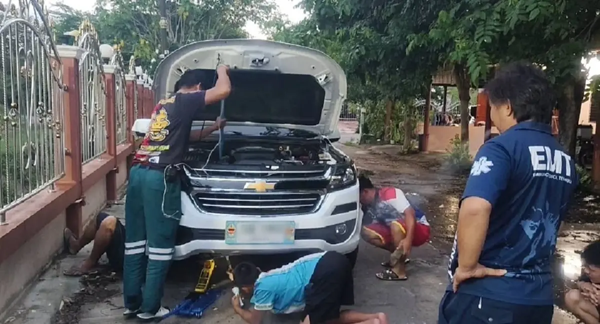 ตัวเงินตัวทอง วิ่งชนประตูบ้าน ก่อนวิ่งหนีเข้าห้องเครื่องรถ