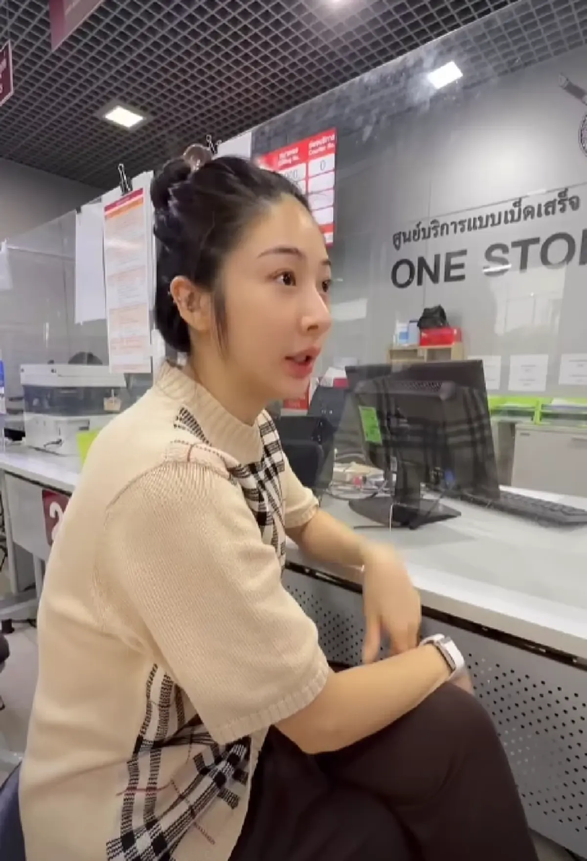 ระทึกรถพุ่งชนบ้าน "แนน ลฎาภา" ชาวเน็ตแห่ส่องเลขบ้าน - ทะเบียนรถ