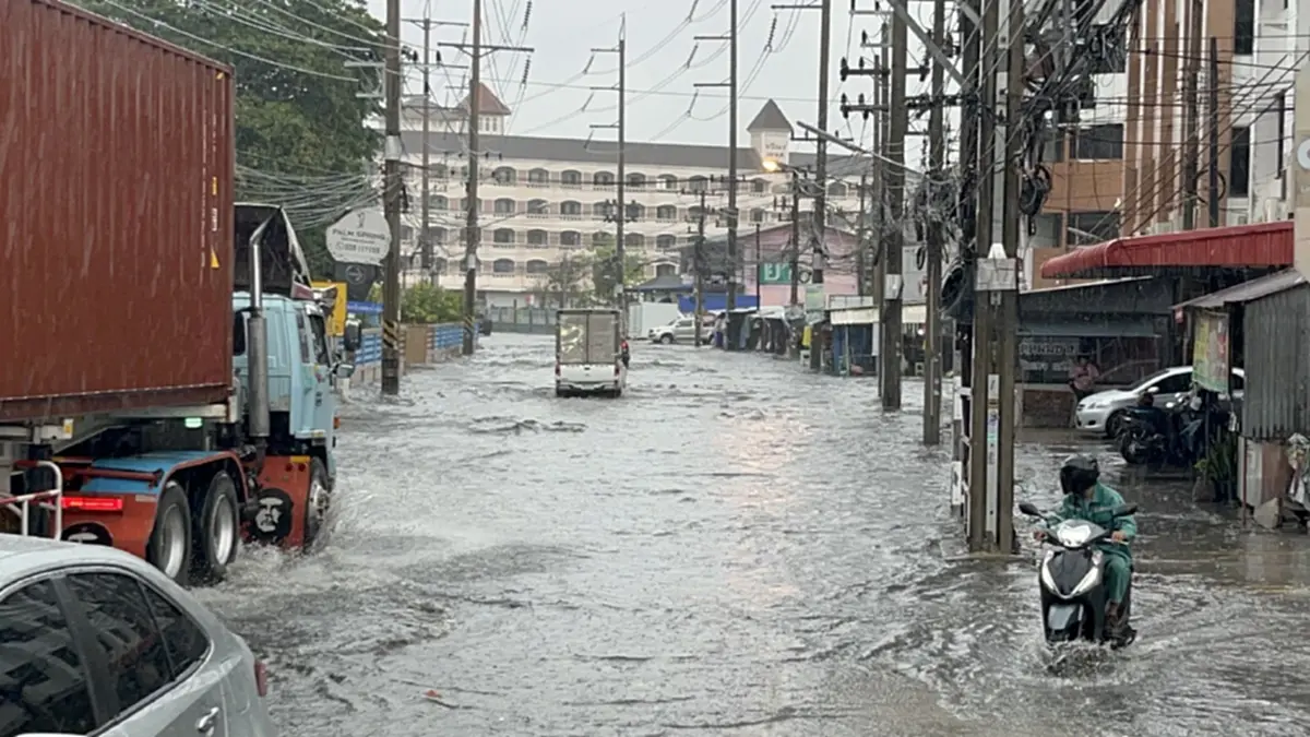 ศรีราชาอ่วม! ฝนถล่ม 2 ชม. น้ำท่วมแยกเขาน้ำซับ รถเล็กผ่านไม่ได้