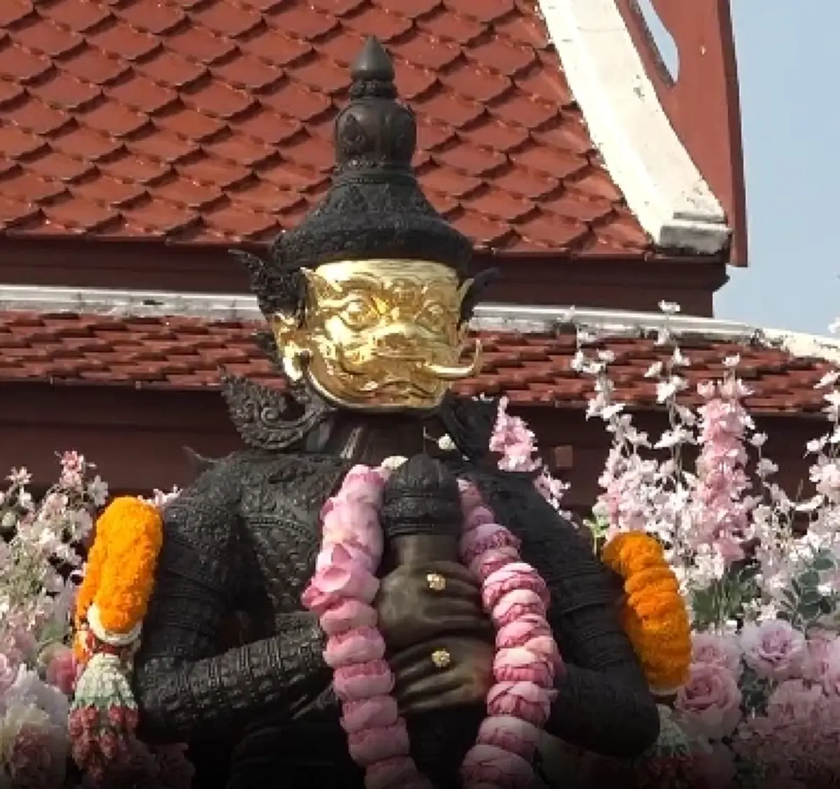คนนับพันแห่ร่วมพิธี "ท้าวเวสสุวรรณหน้าทองคำ" ลุ้นเลขเด็ด
