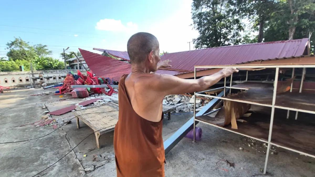 พายุถล่มโรงครัววัดสร้างเสร็จ 7 วันพังราบ เสาปูนหักทั้งหลัง
