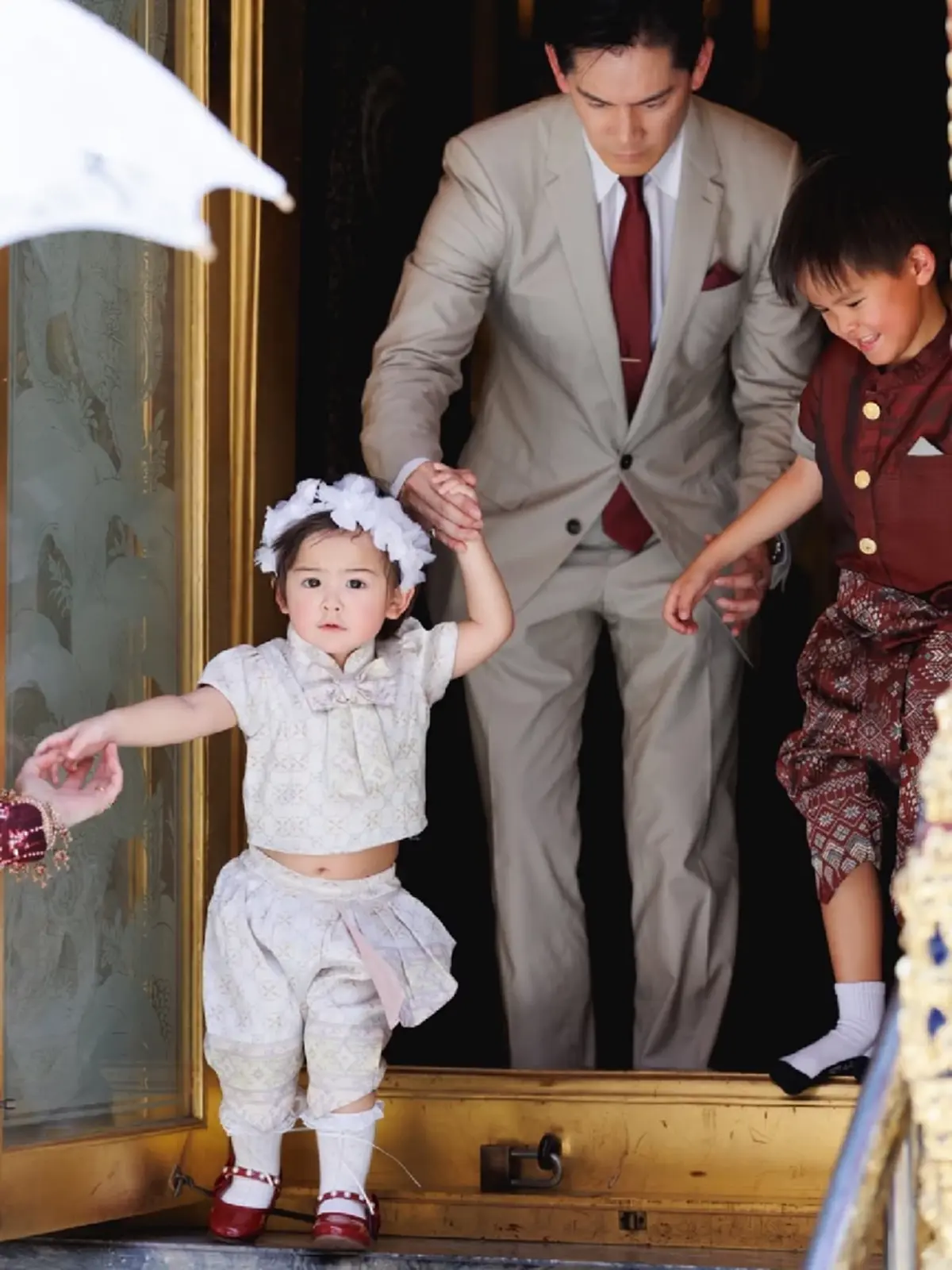 ศรีริต้า เจนเซ่น งดงามในชุดไทย  ควงครอบครัวทำบุญวันเกิดสามี
