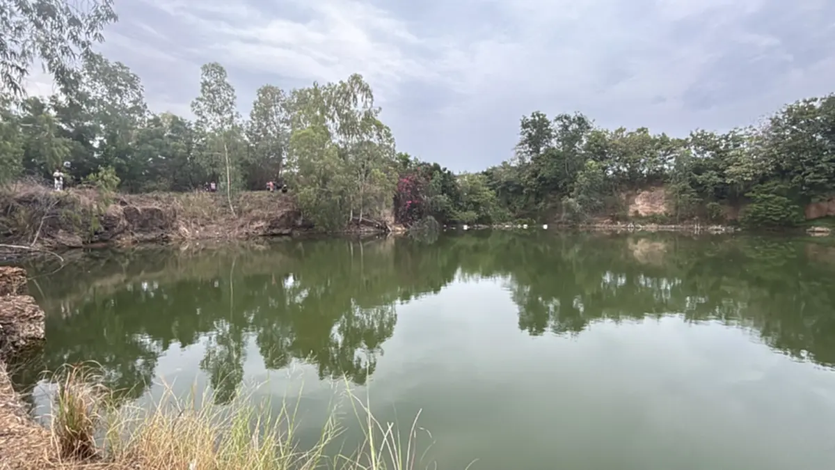 พบศพชายนิรนามลอยคว่ำหน้าในบ่อขุดลึก ชาวบ้านผงะไม่เคยเห็นหน้า