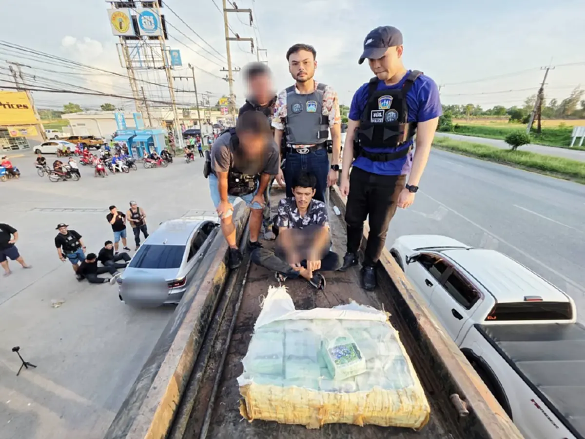 ยึดกว่า 210 ล้าน จับคาถนน รถพ่วงบรรทุกยางมะตอย ดัดแปลงเป็นช่องลับ