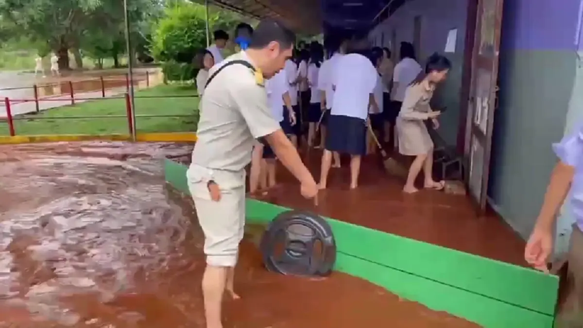 น้ำป่าสีแดงทะลักท่วมโรงเรียนตาก สั่งหยุดเรียนเด็กเล็กหนีโคลน