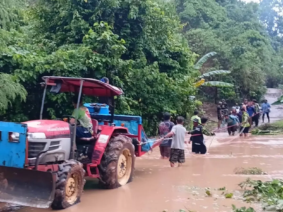 ฝนถล่มเนินมะปราง น้ำกุ่มหลากซัดทางขาด ลุยช่วย 12 ชีวิตหาเห็ด