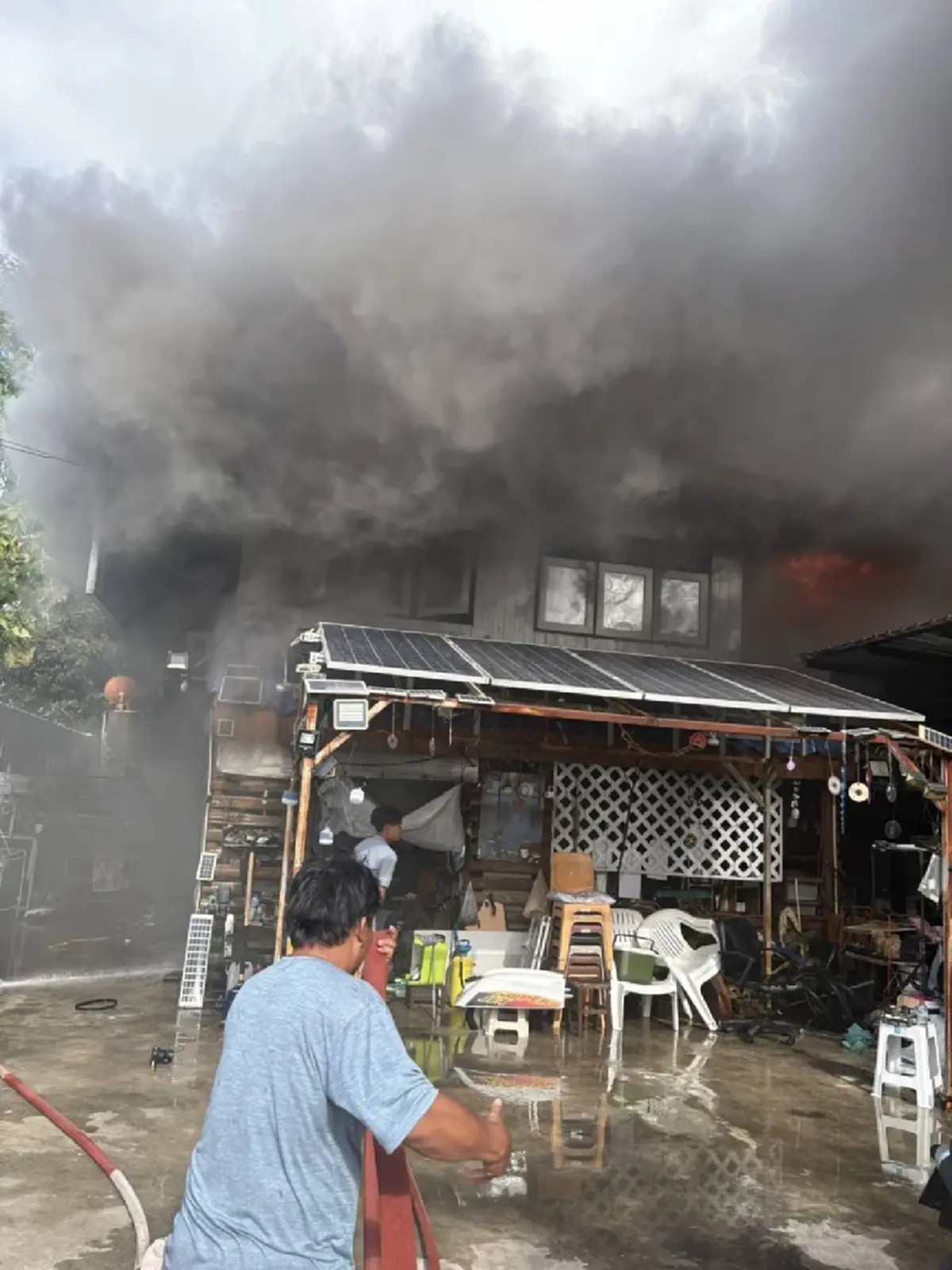 ระทึกเพลิงไหม้บ้านเรือนหลังวัดหลวงพ่อโอภาสี วอดเสียหาย 2 หลัง
