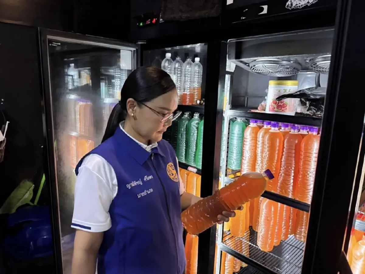 ชาวบ้านร้องหนัก! สุดท้ายโดนบุกจับคาร้าน เจอน้ำกระท่อมเพียบ