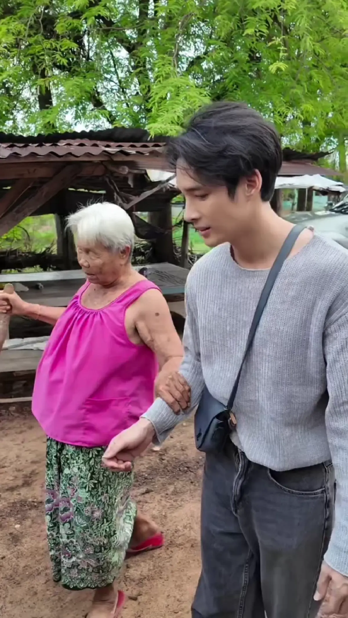 “เด่นคุณ” ขับรถพาคุณยายเที่ยว คนดูยิ้มตามทั้งไทม์ไลน์