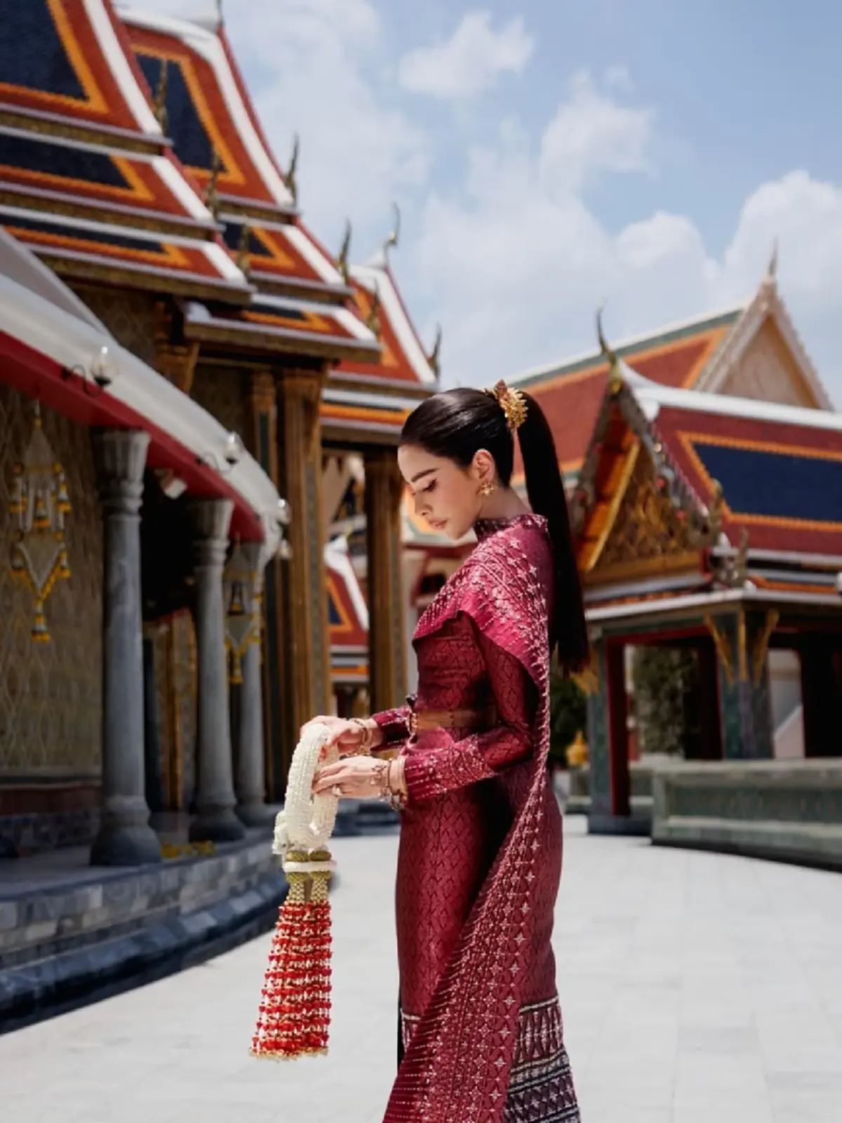 ศรีริต้า เจนเซ่น งดงามในชุดไทย  ควงครอบครัวทำบุญวันเกิดสามี