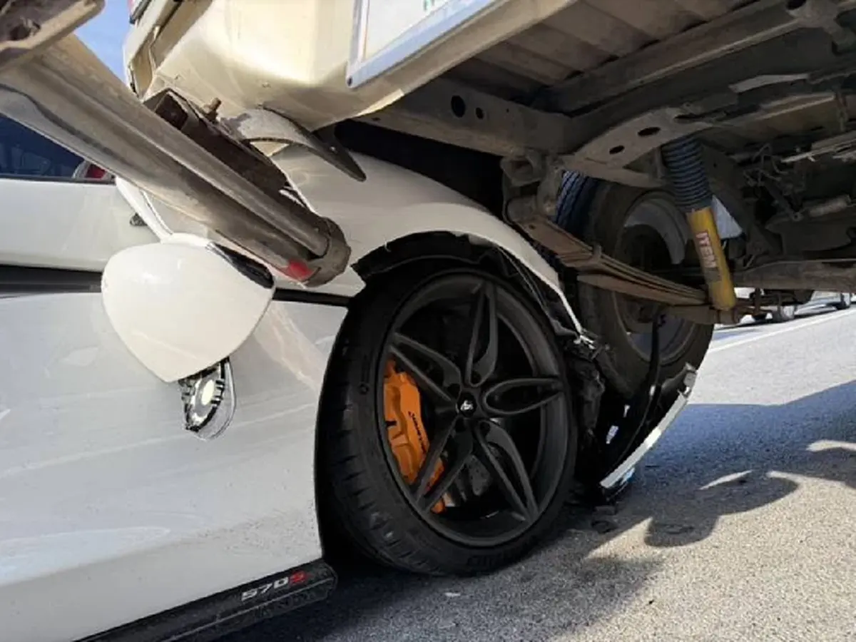เลขทะเบียนกระบะ โดนซูเปอร์คาร์ McLaren พุ่งเสียบใต้ท้องรถ