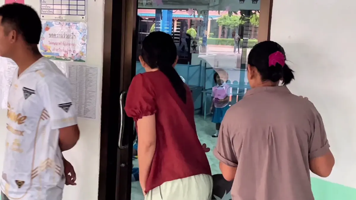 เอ็นดูผู้ปกครอง! ซุ่มดูบุตรหลานเปิดเทอมวันแรกด้วยความเป็นห่วง