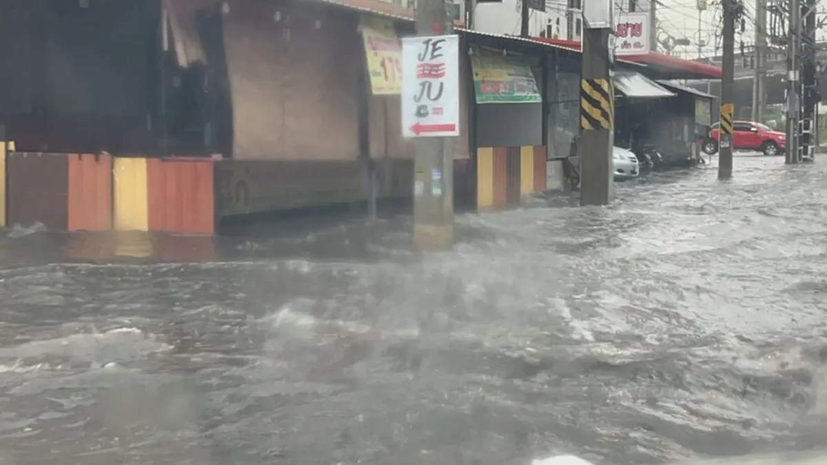 ศรีราชาอ่วม! ฝนถล่ม 2 ชม. น้ำท่วมแยกเขาน้ำซับ รถเล็กผ่านไม่ได้
