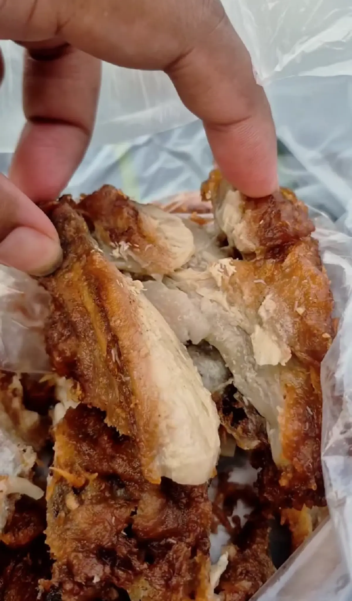 สาวสะดุ้ง ซื้อไก่ทอดจากตลาดนัด กัดไปแล้วหลายคำ ก่อนเจอภาพสยอง