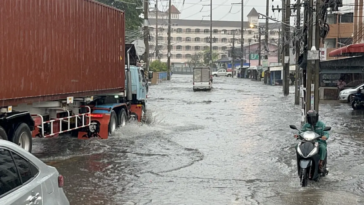 ศรีราชาอ่วม! ฝนถล่ม 2 ชม. น้ำท่วมแยกเขาน้ำซับ รถเล็กผ่านไม่ได้