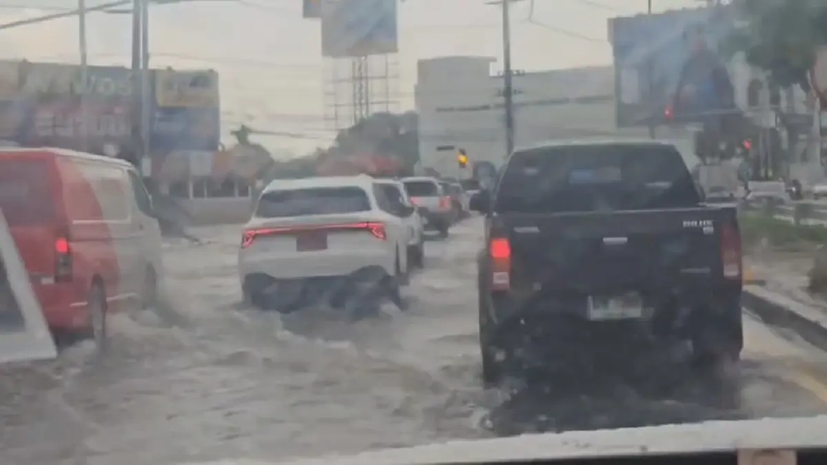 ฝนถล่มโคราช! น้ำท่วมสามแยกหัวทะเลอ่วม รถเล็กสัญจรทุลักทุเล