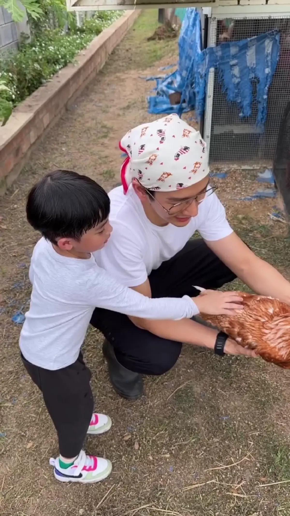  "พุฒ-จุ๋ย" พาลูกชาย "น้องพีร์เจ" แปลงโฉมเป็นชาวสวนตัวน้อย 