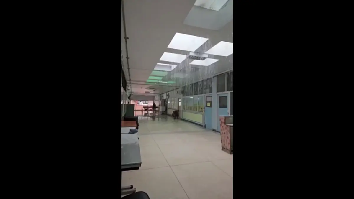 รพ.สุราษฎร์ฯ น้ำรั่วทะลุเพดาน คนไข้หนีวุ่นหลังฝนถล่ม