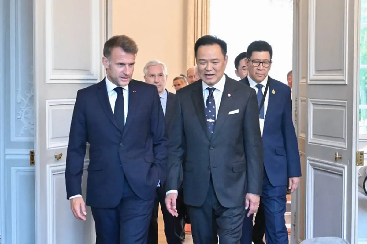 ชาวเน็ตโฟกัสโฟกัสผิดจุดหลังเห็น "อนุทิน" นั่งทำงานบนเครื่องบิน