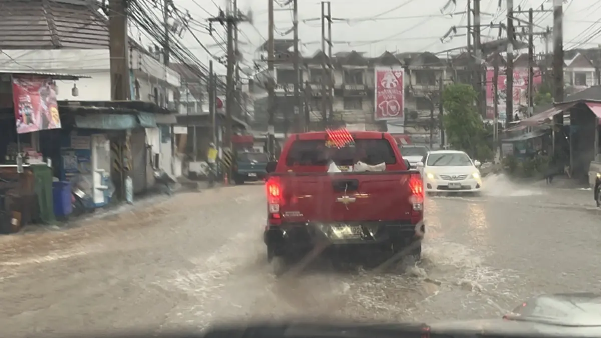 ศรีราชาอ่วม! ฝนถล่ม 2 ชม. น้ำท่วมแยกเขาน้ำซับ รถเล็กผ่านไม่ได้