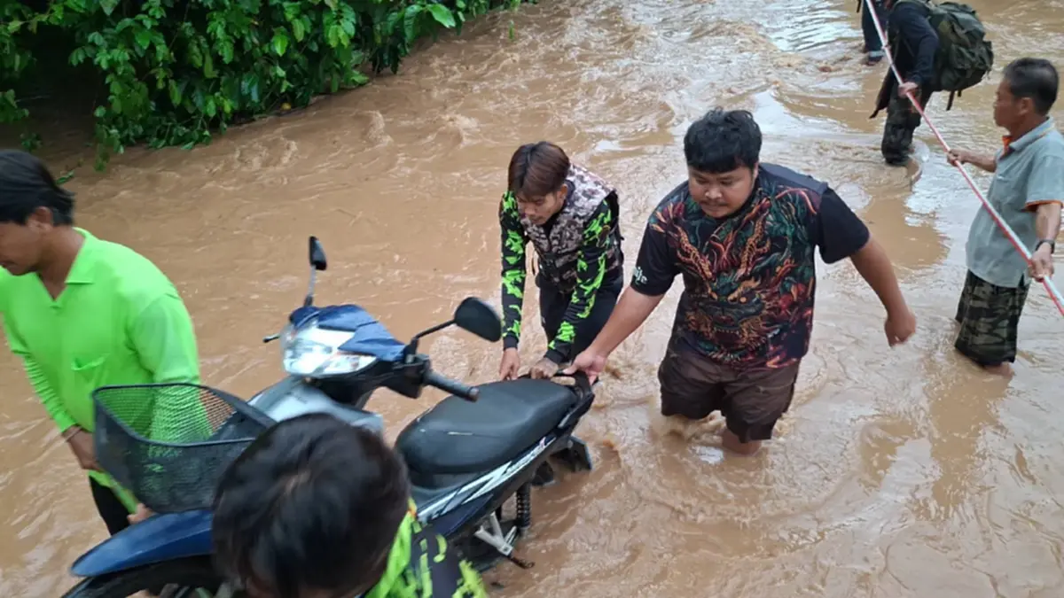 ฝนถล่มเนินมะปราง น้ำกุ่มหลากซัดทางขาด ลุยช่วย 12 ชีวิตหาเห็ด